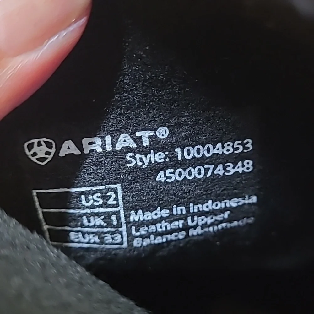 Ariat Brown and Red Western Boots‎ is for boy zise 2 used exelente condition.
